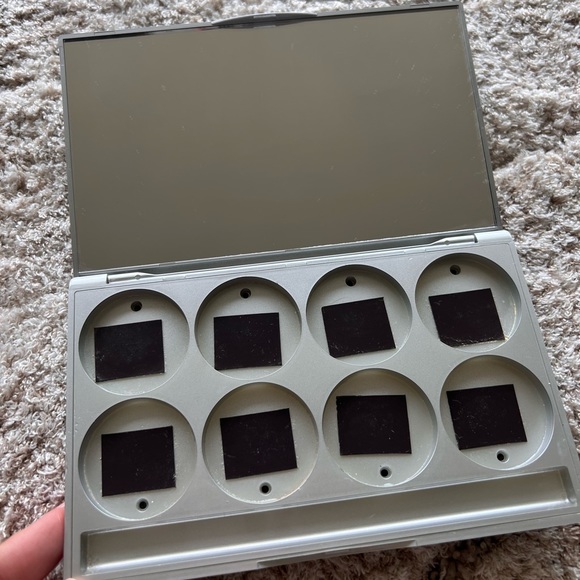 Professional Graftobian empty 8-well magnetic palette for eyeshadows - Picture 2 of 5